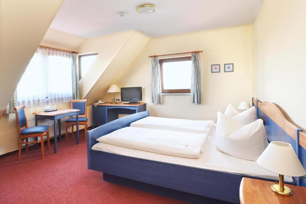 Hotel Neue Hoehe Klingenberg Bagian luar foto